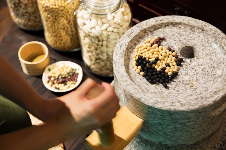 ご当地楽「手挽きの石臼体験」。