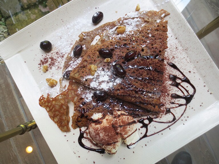 「篠山産自家製黒豆とチョコレートのガレット」650円。