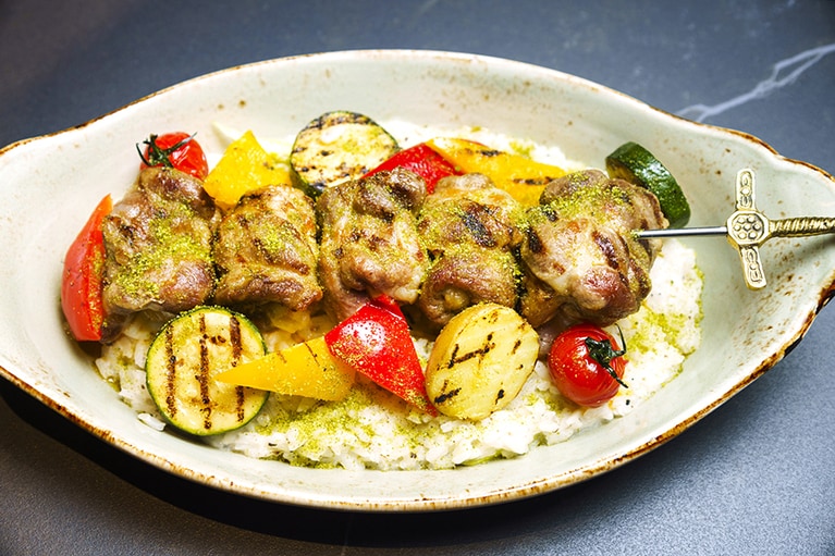 「LOKAL HOUSE」の必食メニュー、プーリア州の郷土料理と大阪の串揚げが融合した「ボンベッテ、トリュフリゾット」4,800円