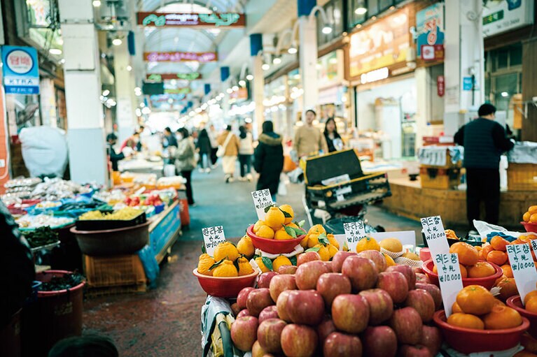 済州市と西帰浦市、二つの市から成り立つ済州。島の南側に位置する西帰浦市最大の総合市場「西帰浦毎日オルレ市場」では済州の日常と旅人をもてなす観光市場の要素をどちらも体験できる。