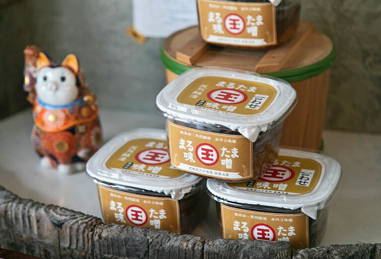 味噌汁の味の決め手は、国産丸大豆を米・麦麹と沖縄の塩で仕込んで半年ほど熟成させた〈王朝みそ〉各700円(税込)。＠味噌めしや まるたま