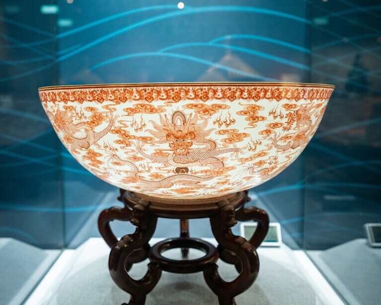 清朝に隆盛を極めた中国磁器の最高峰「薄胎磁（はくたいじ）」。光が透けるほどに薄く、皇帝をはじめ、宮廷でのみ用いられた超絶技巧の逸品。