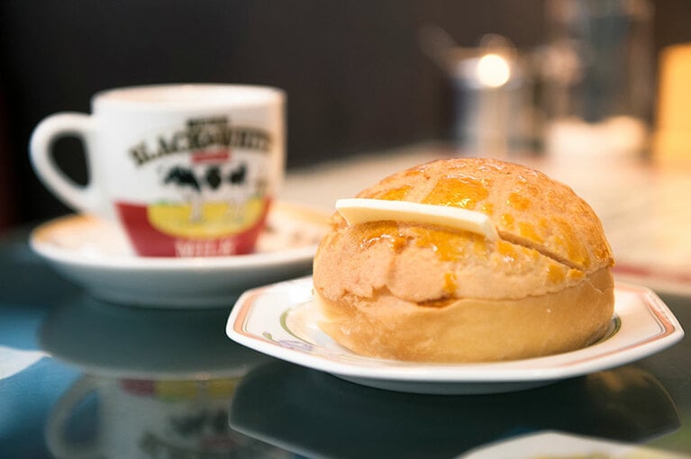 左から：香港式ミルクティー(ホット) 330円、ポーローパオ(バター付) 260円。ミルクティーはアイス(360円)にもできます。