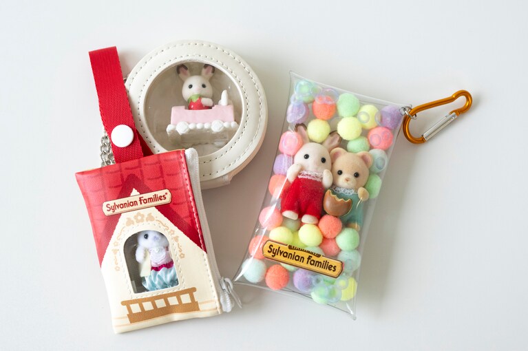 エポック社社員の私物。ポーチに入れバッグに着けるなど楽しんでいる。