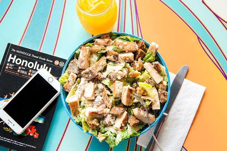 ピリッと辛みがきいたタンギーシーザーサラダ 7ドル。ビーガン向けのメニューも用意されている。