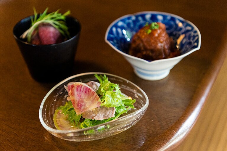 前菜の一例。左奥から時計回りに、「一網打尽の鹿のお肉」「猪(シシ)つくね」「猪ロースのサラダ仕立て」。「一網打尽の鹿のお肉」は通年の人気メニュー。ローストビーフのようにシカ肉を低温調理。しっとりきめ細かく、たしかにくささなどまったくない。