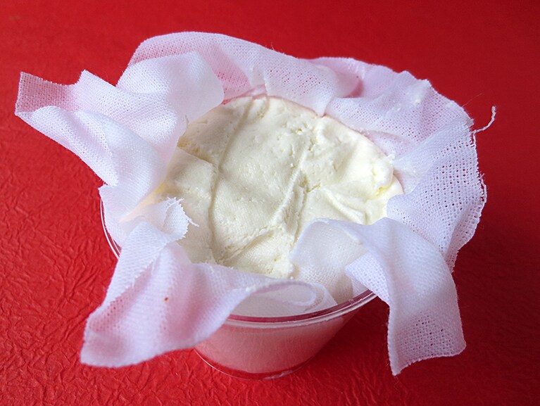 テイクアウトの「クレームダンジュ」400円。中にグリオットチェリーが入っています。