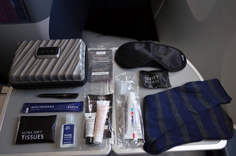 アメニティのコスメはニューヨークの「キールズ」。ハワイからの復路は「トゥミ」のハードケース、往路はソフトケースとなっている。