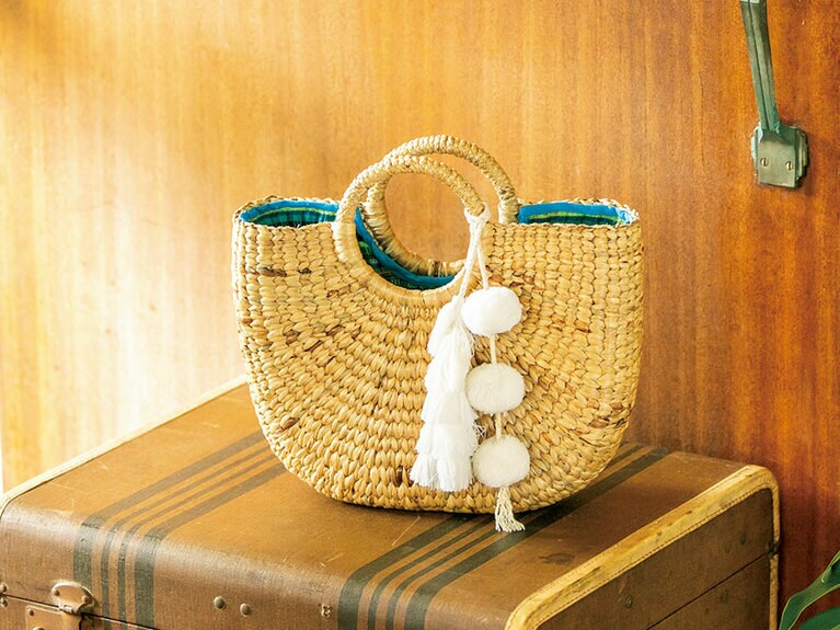 ユニークなシルエットとちらりと覗く内布のブルーがポイント。175ドル。