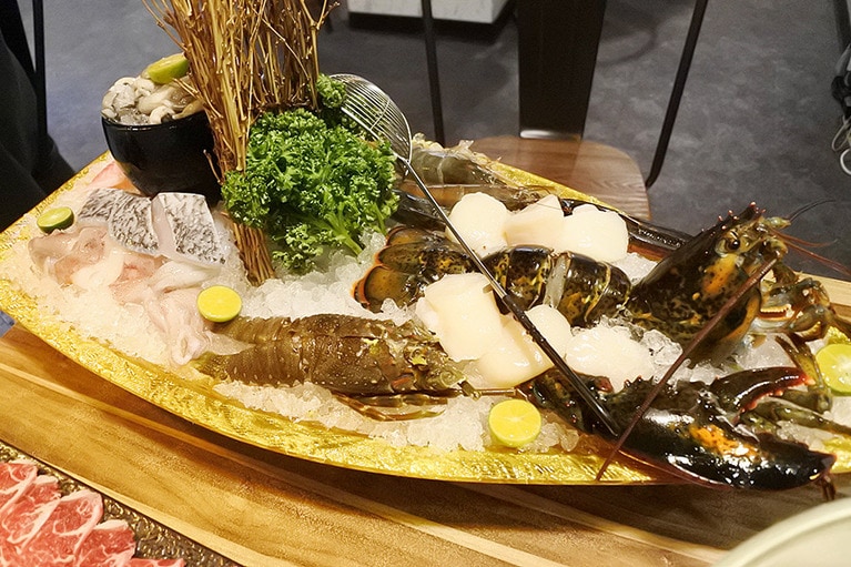 まだ動いているロブスターはじめ、豪華海鮮がたっぷり堪能できる。