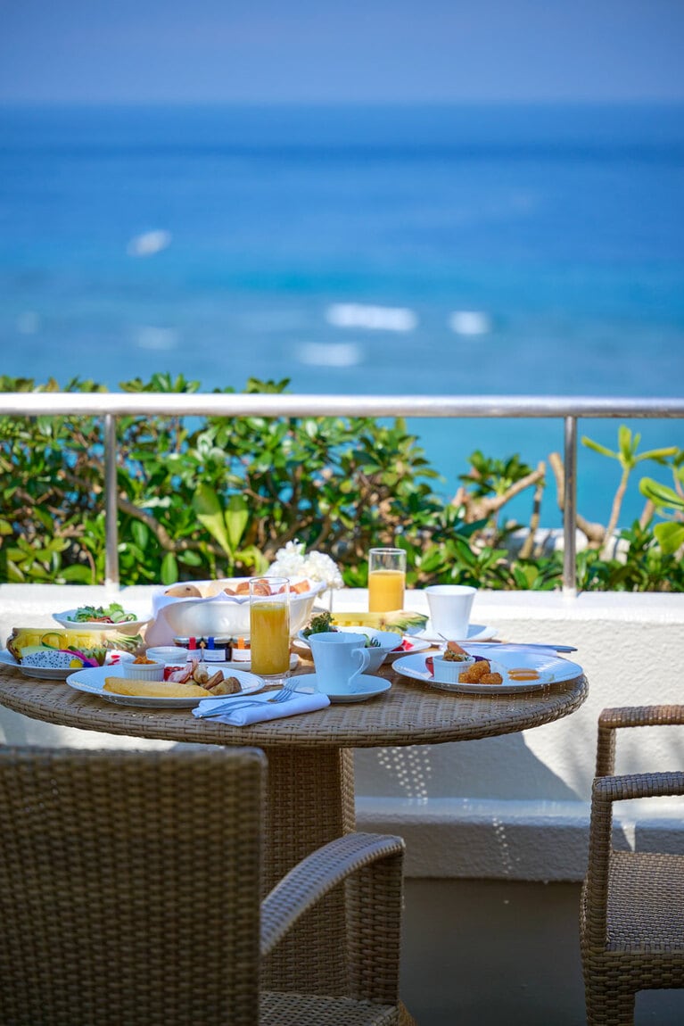“万座スイート” をはじめ、「クラブインターコンチネンタル」の優雅な客室で味わう朝食は気分最高！　アメリカンブレックファスト1名 4,600円。