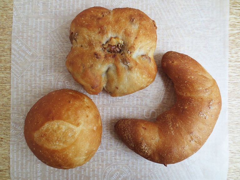 上から時計回りに「くるみゴロゴロ」180円、「玄米塩バター」140円、「玄米パン」2個160円。