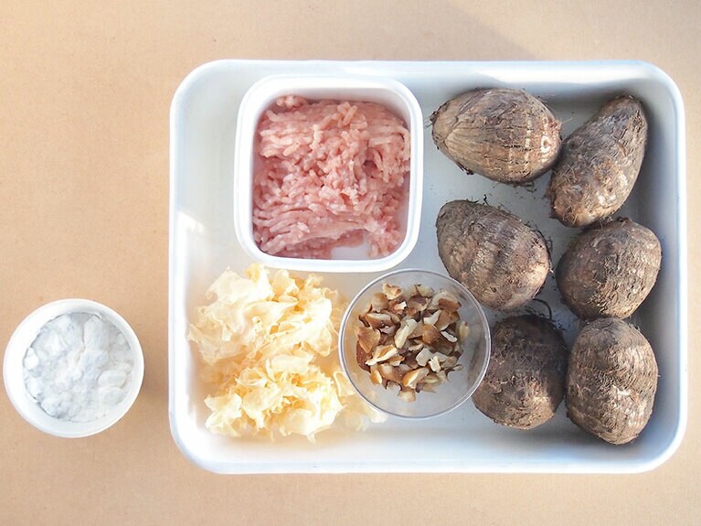 乾燥白木耳：2株ほど／里芋：6個／鶏モモひき肉：100g／素焼きクルミ：10g／塩：少々／醤油：小さじ2／みりん：小さじ2／片栗粉：大さじ2〜3／ごま油：適量。