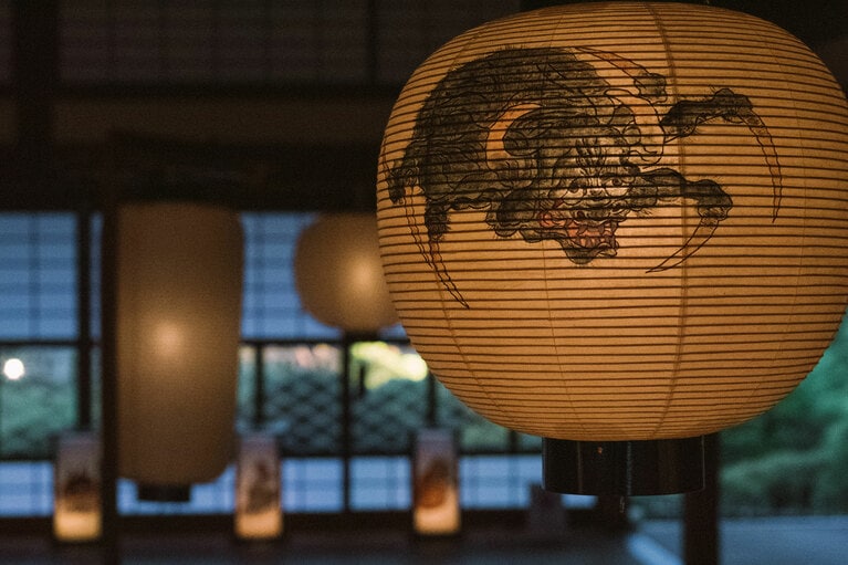 「伊藤権次郎商店」の提灯は見どころのひとつ。