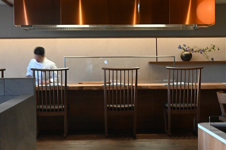 和モダンなインテリアの「福い」。カウンターとテーブル席からなります。