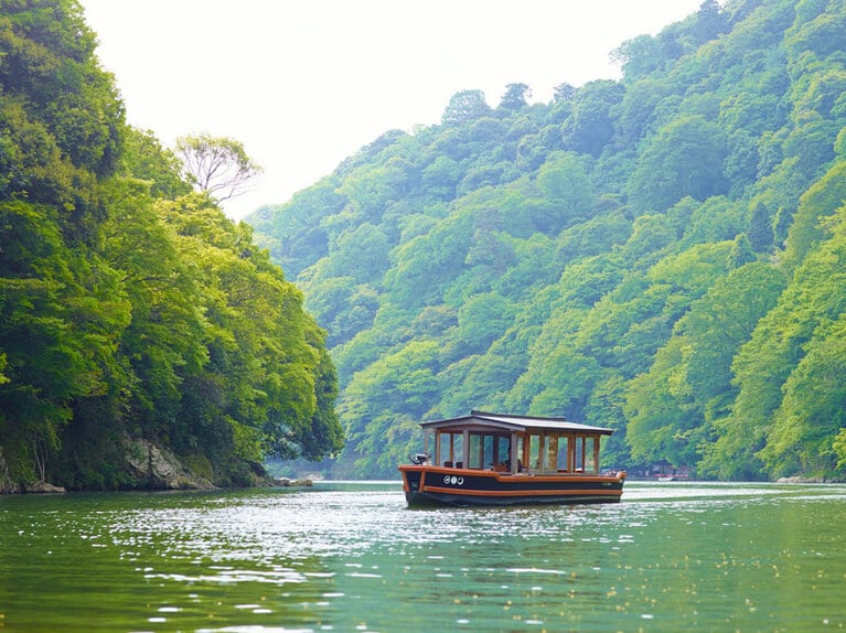 渡月橋のそばから船に乗ってのアプローチも素敵。