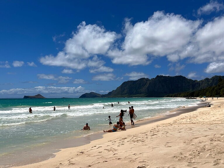 海に向かって右を向けば、遠くマカプウ岬やラビット島が望めます。