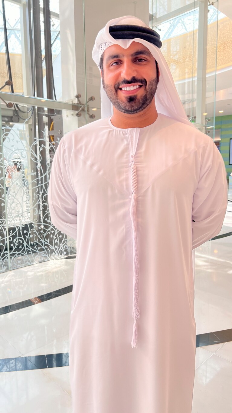 エントランスで合流した本日のガイドさんもカンドゥーラ姿。