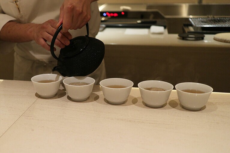 目の前で注がれ、ふたをして閉じ込める。