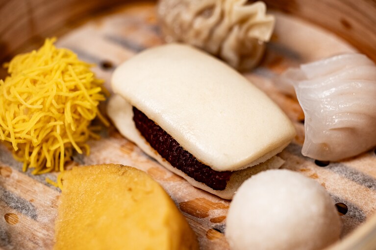 花巻（中国風の蒸しパン）でサンドしたミニサイズの角煮まん。