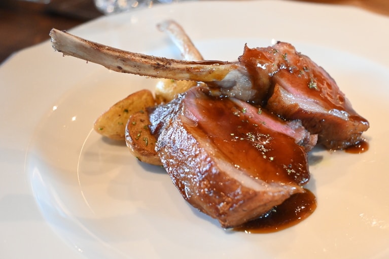 メインは肉料理か魚料理から好きな方を。