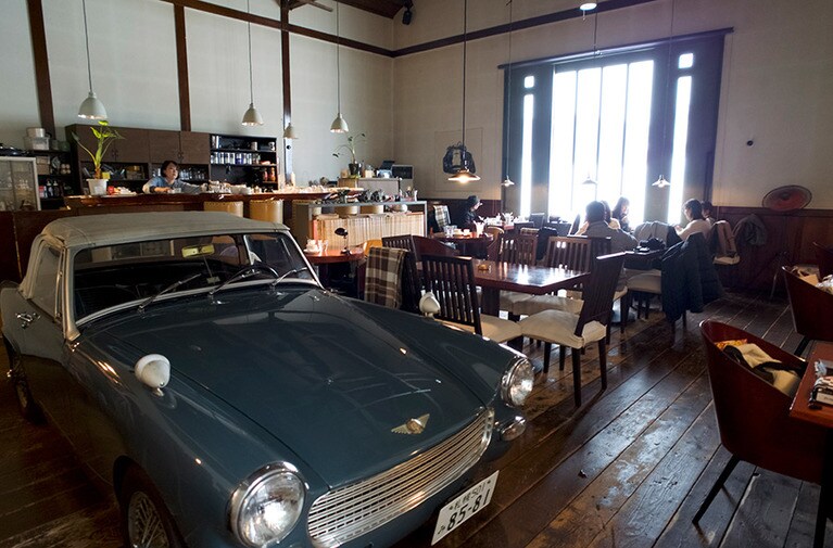 店内中央にイギリス製クラシックカーが鎮座する。