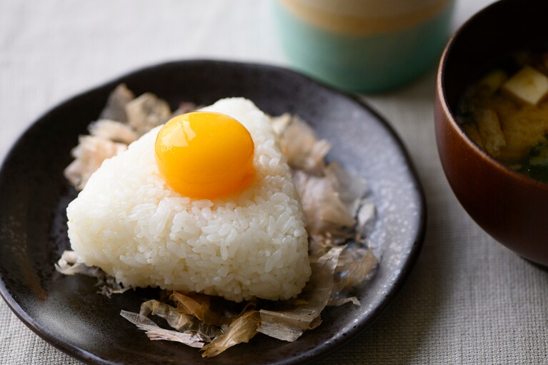 塩むすびに削り節をまぶした“ねこまんま風TKG”もいい。