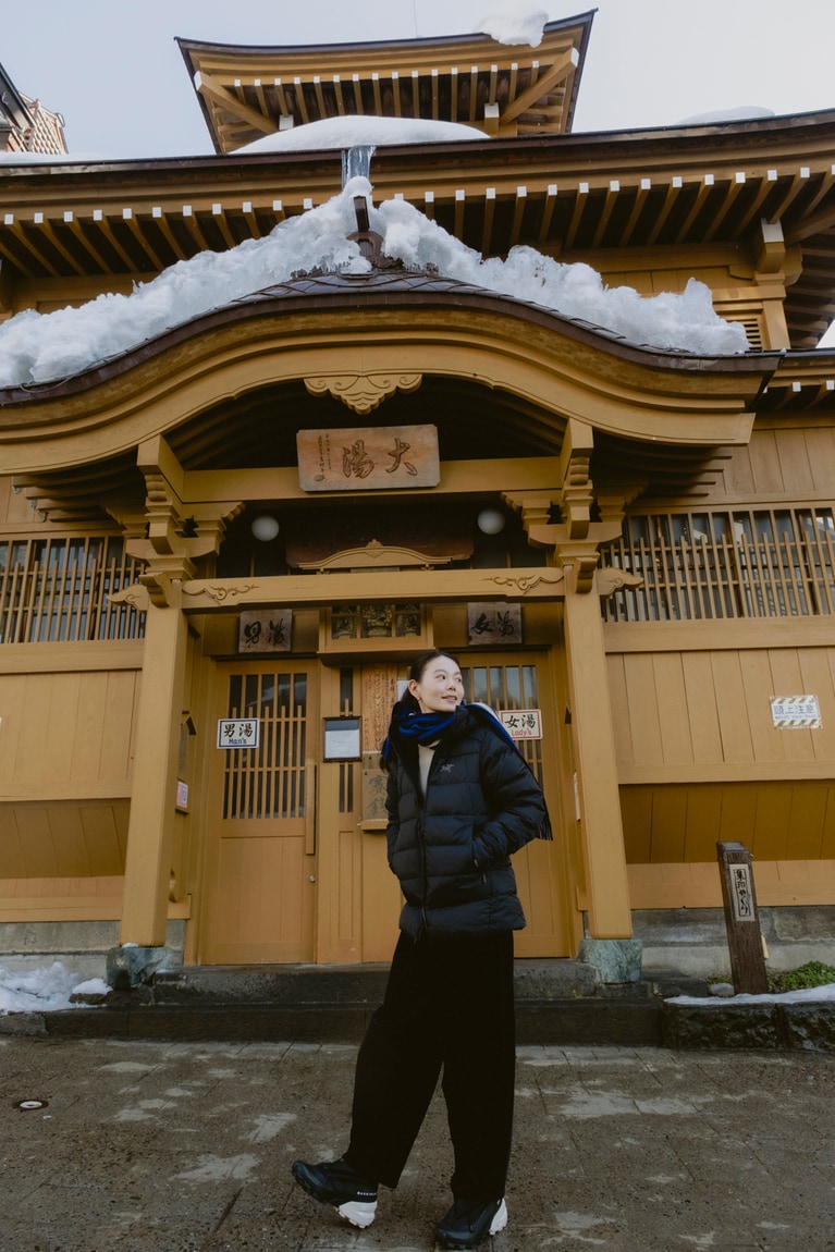 端正な木造建築が目を引く大湯は野沢温泉のシンボル。
