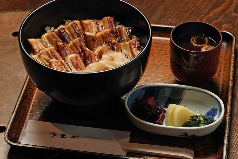 【あなごめしうえの】香ばしい香りに誘われるあなごめしは、上 2,250円。あなごの白焼き(1,300円)は冷酒ぐい飲み(110円)と一緒に味わうのが最高。