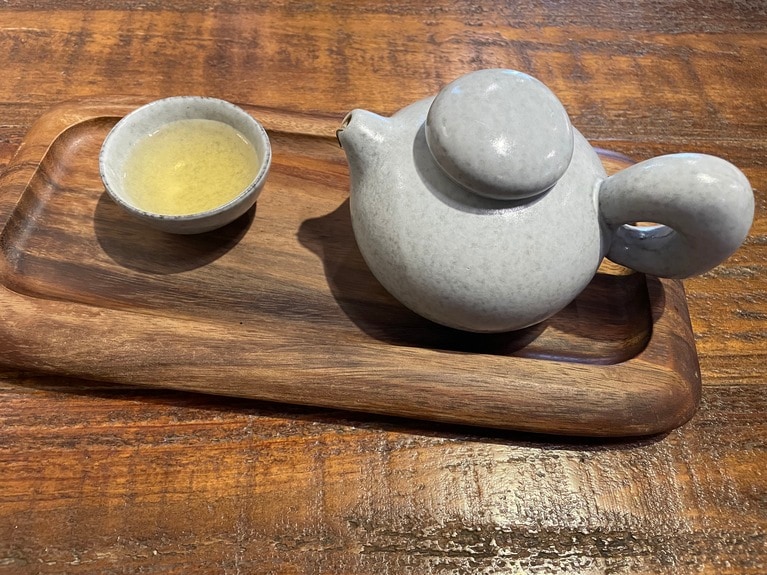 ほんのり甘い蜂蜜の香りが特徴の台湾発の中国茶「東方美人茶」（330元）があるのもうれしい。