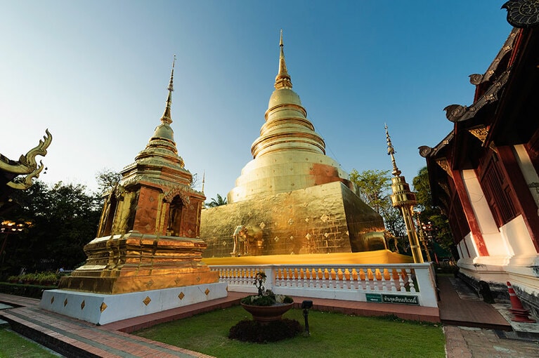 仏塔の周りを時計回りで3周するのが、正式な参拝の方法。