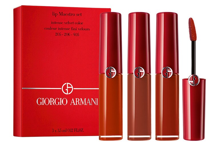 アプリケーターでのせるとインテンスに、指でなじませるとシアーな色づきに。「リップ マエストロ ミニセット SET 3」 6,700円(限定発売)。セット内容：左から「リップ マエストロ #205」 3.5ml、「リップ マエストロ #206」 3.5ml、「リップ マエストロ #405」 3.5ml。