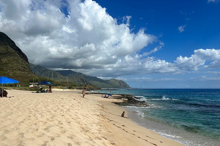 海になだれる豪快なワイアナエ山脈が印象的なヨコハマベイ。