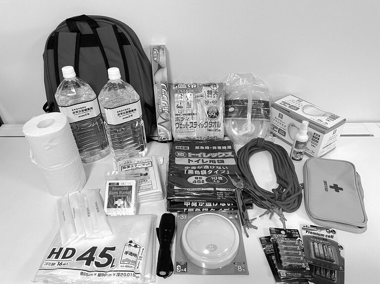 避難生活バッグの中身の例。約5kg。
