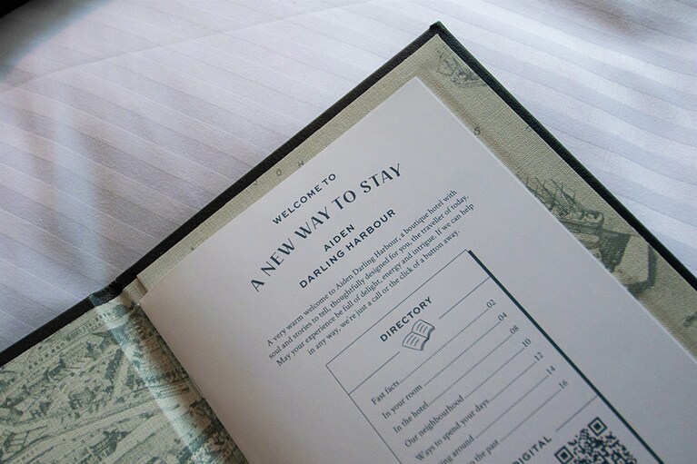 客室に備え付けのサービスディレクトリもおしゃれ。