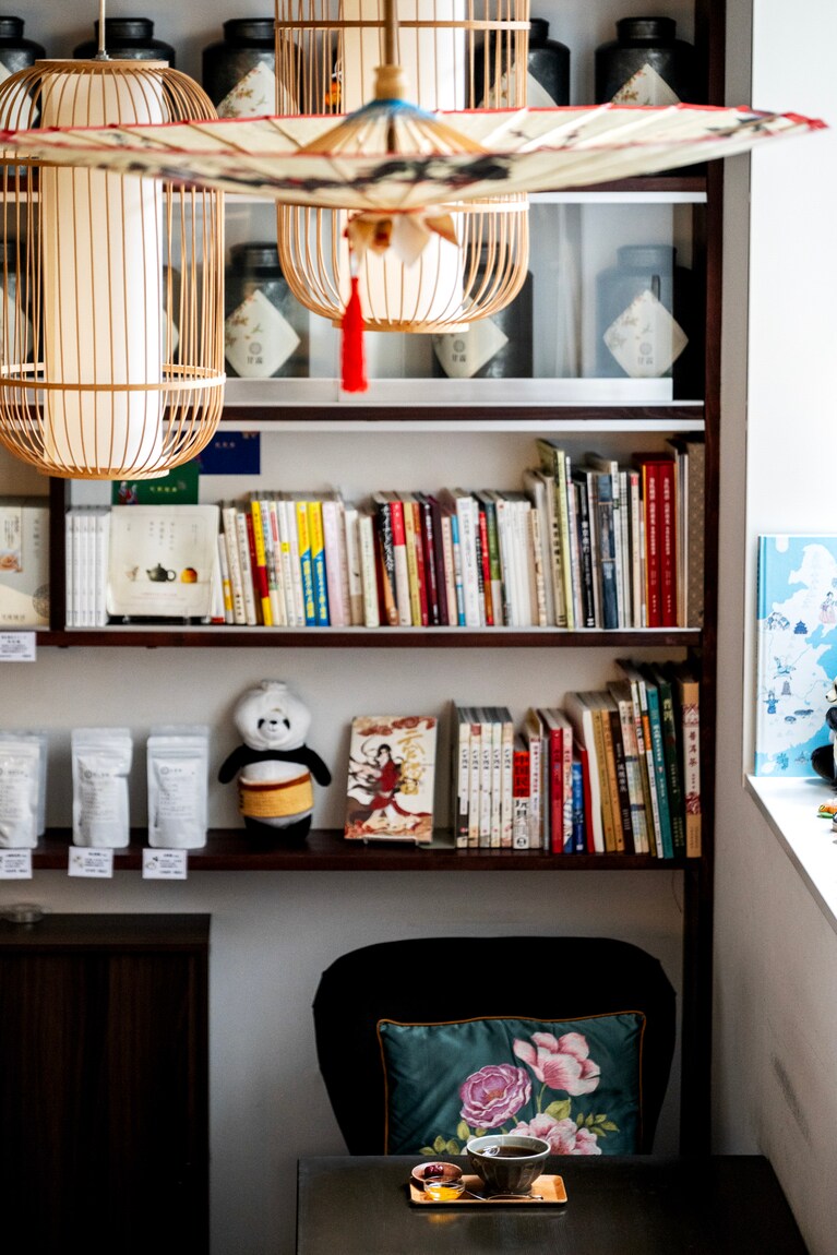 シノワな調度品やパンダ、中国語の書籍なども並ぶ。