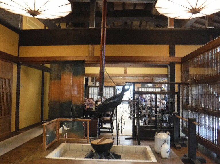 江の川沿いにあった古屋敷を移築して、そば店に。