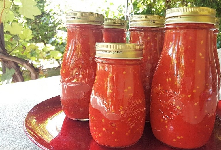 トマトが美味しい夏の時期にマンマたちは大量の自家製ソースを作り、離れて暮らしている子供たちに送るのはもはや恒例の儀式です。