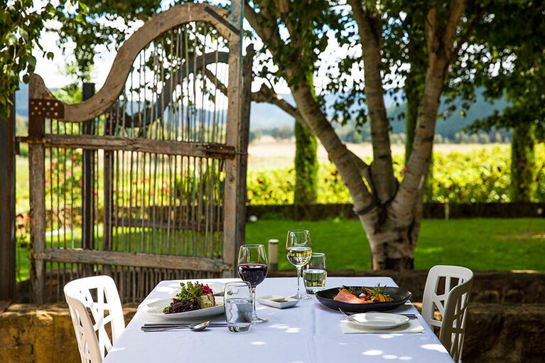 ワイナリーに併設されたレストランでは、地元の豊かな食材を使った料理とともに、ここでしか楽しめないワインを。