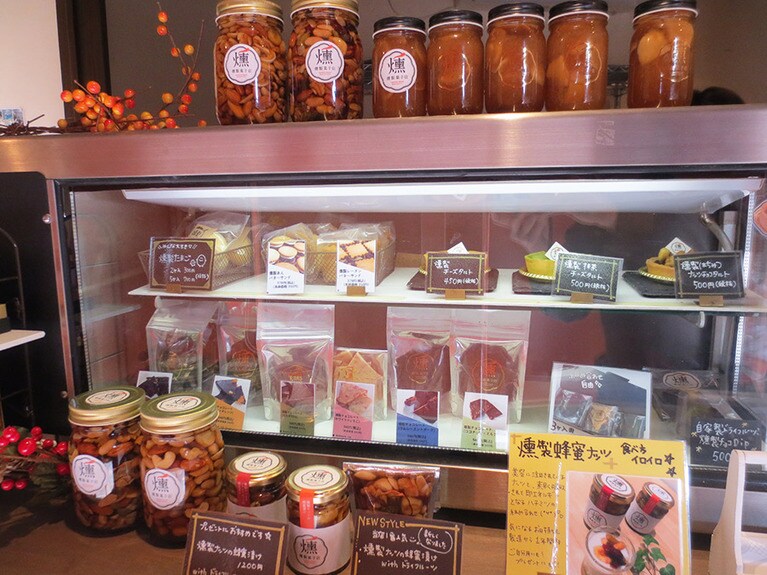 店内のショウケース。中にはチョコレートやタルト、バターサンドが。