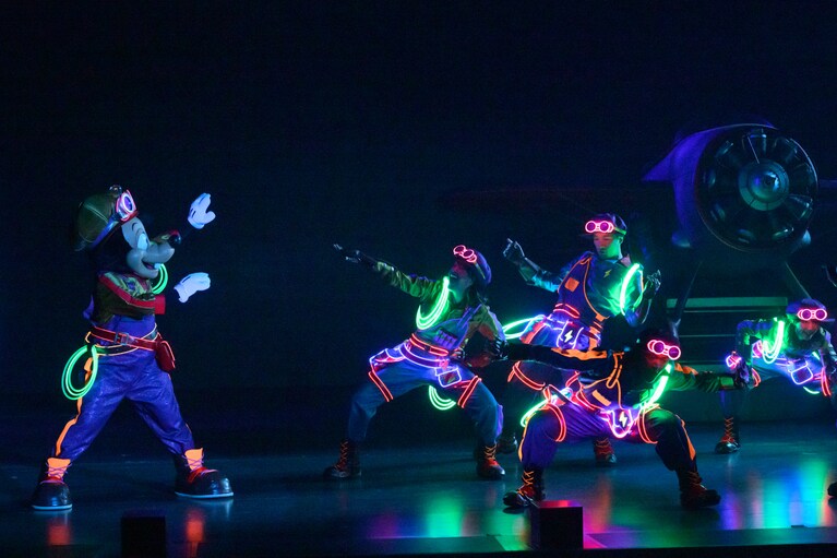 コスチュームに電飾が乗り移ったかのような停電のダンスシーンは見どころのひとつ