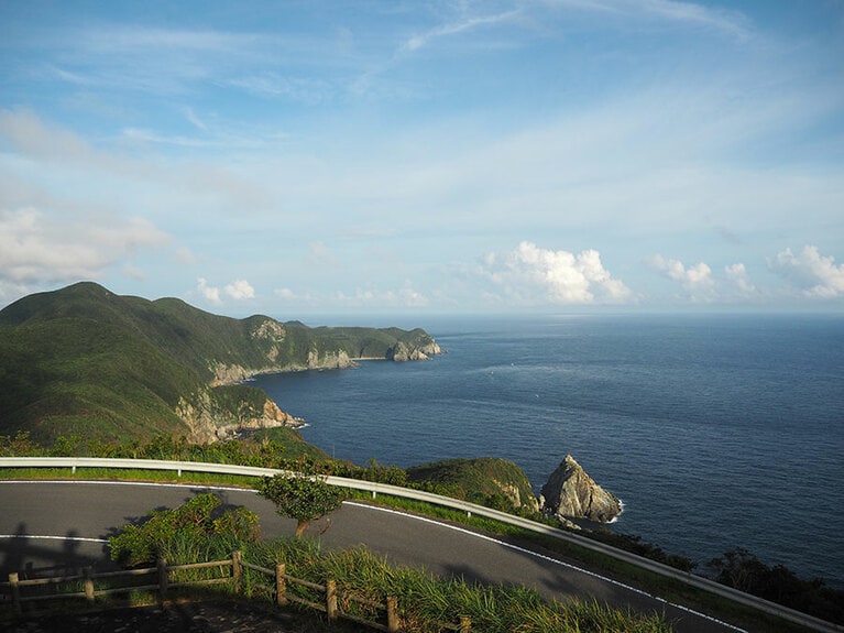 灯台とは別の角度もこれまたダイナミック。