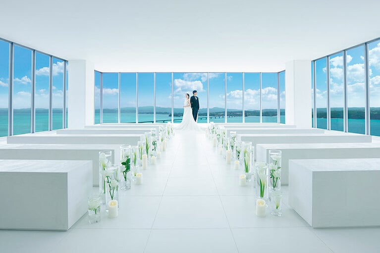 眼下に古宇利大橋を望むひといろの教会。