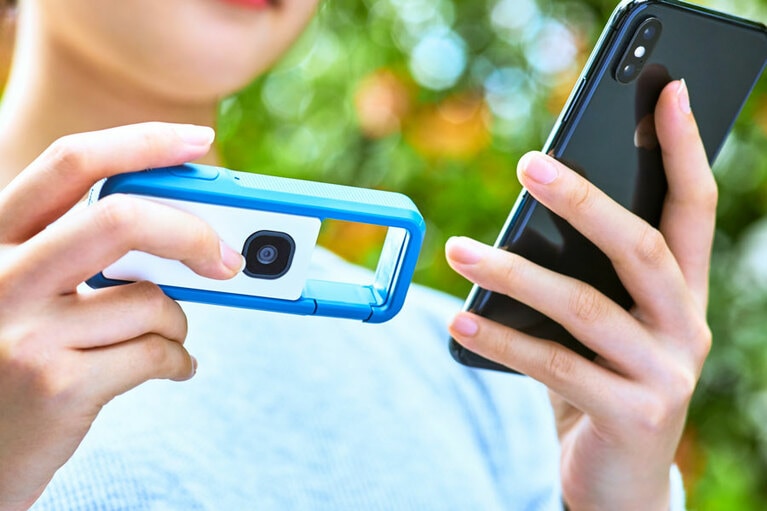 スマホ専用アプリを使えば、スマホ画面を見ながら撮影ができるほか、撮影したデータをスマホで確認、保存が可能。撮った写真をその場で共有できます。
