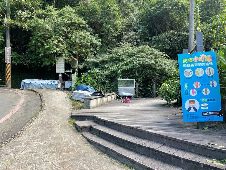 獣道のような細い道が、ハイキングコースの入り口。