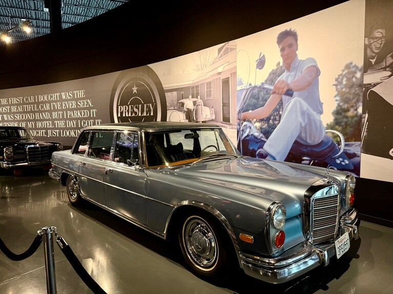 生涯で200台以上の車を所有したというエルヴィス。