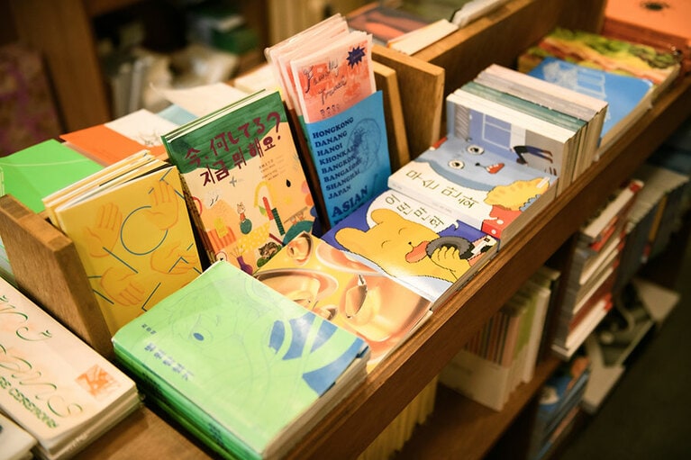 明確なカテゴリーはなく、自由に陳列されている。紙の素材、サイズ、形と、触れることでわかる違いが楽しいので、まずは手に取ってみて。居心地がよく長居してしまう。