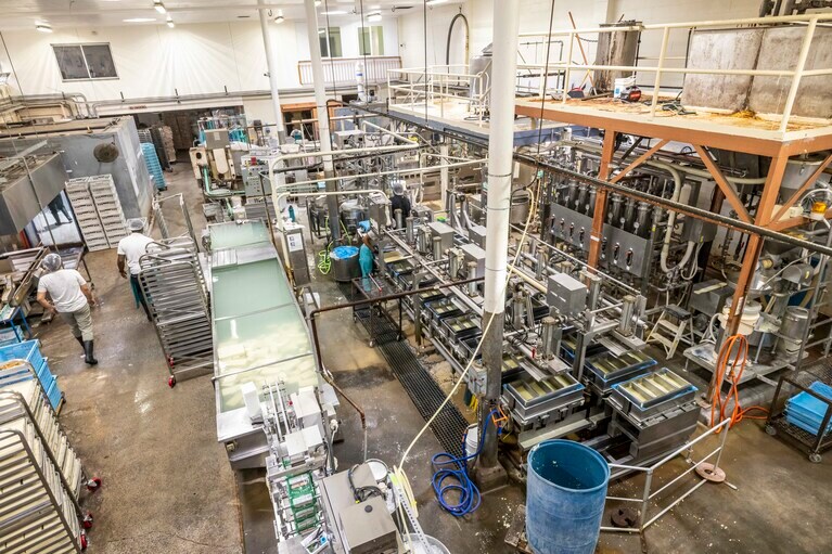 お豆腐は多い日で5000丁作られることもあるとか。撮影／Akira Kumagai