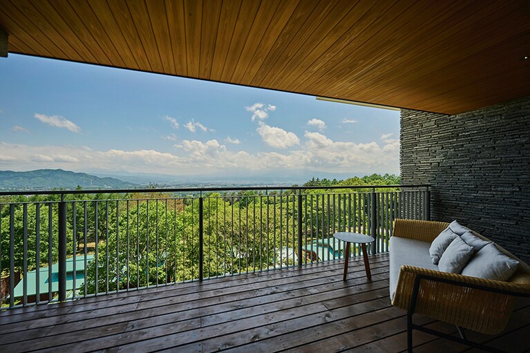 THE HIRAMATSU 軽井沢 御代田［長野／御代田］新緑～夏 本館客室テラス スカイビュー。