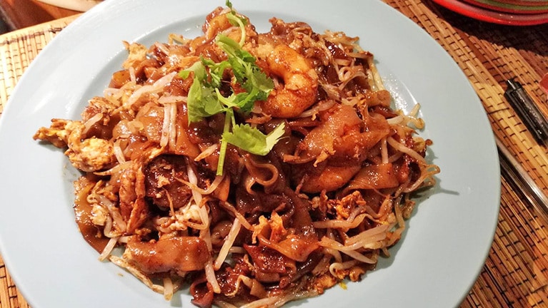 「ちりばり」で提供されるチャークイティオ(750円)。醤油系のソースで香ばしく炒めた米の麺料理。辛くないので子どもでも安心。